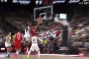 丝滑转身+暴力劈扣！申京持球转身过人突破 直捣黄龙单手炸筐