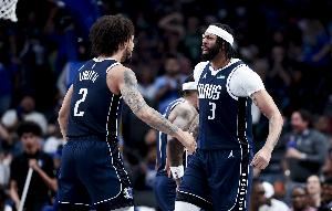 莱夫利：浓眉表现不可思议 他能防守任何人在场上无所不能