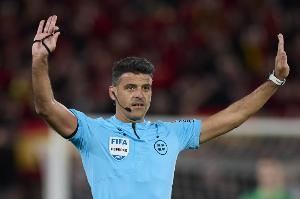 世体：希尔-曼萨诺将担任巴萨vs赫罗纳的主裁判