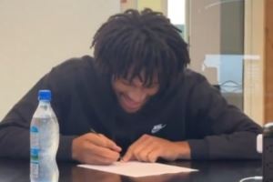 签字画押✍️开拓者官推晒夏普和卡马拉签合同续约现场视频