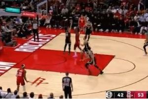 强势反弹！伊森持球突破 对抗防守滞空拉杆上篮打中