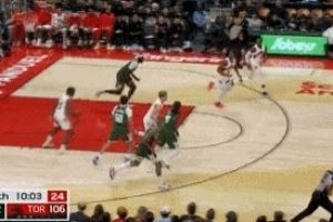 想啥呢！奎克利拿到篮板跳起没出球走步违例