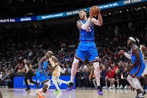 亚历山大:哈滕很擅长做帮队友创造空位的小事