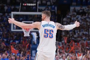 玩起来了!哈滕血帽威少 进攻端背对篮筐出手离谱偏出