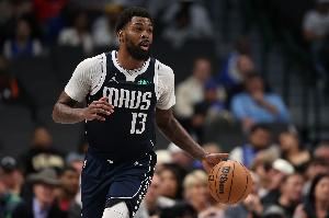 解说：马绍尔如同上赛季后半段一样 又开始扛着独行侠前行了